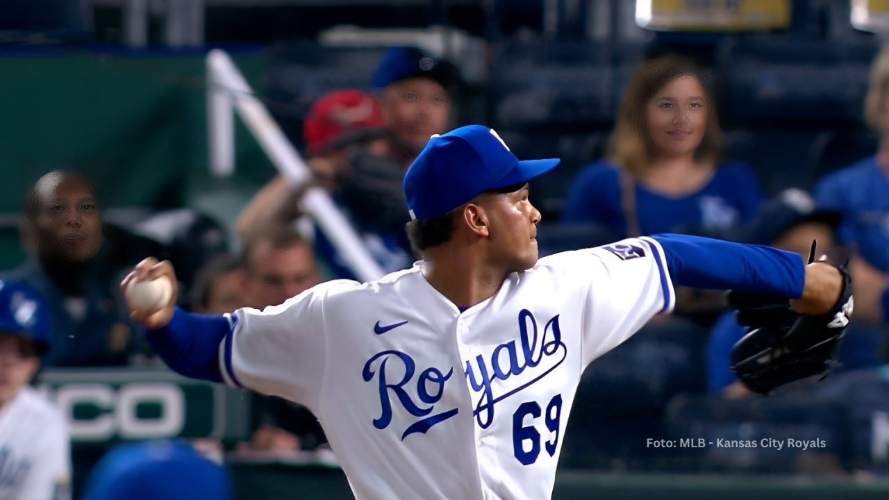 Albert Abreu lanzando con Kansas City Royals