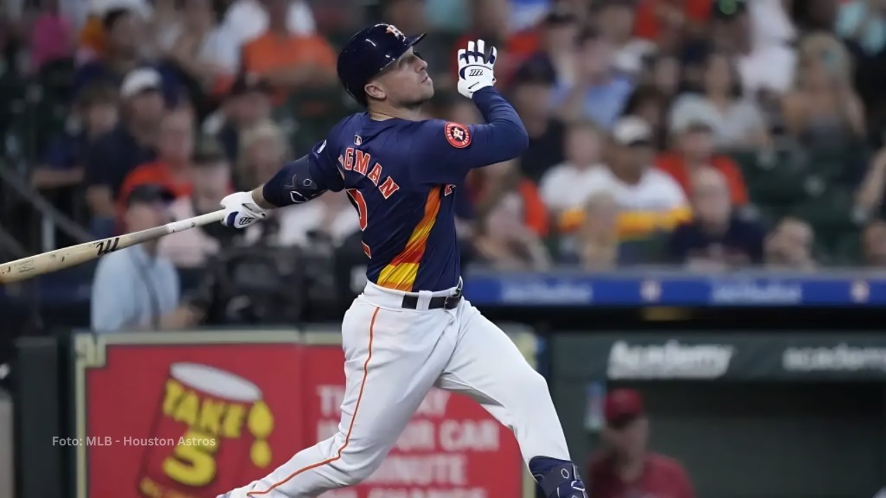 Alex Bregman bateando con Houston Astros