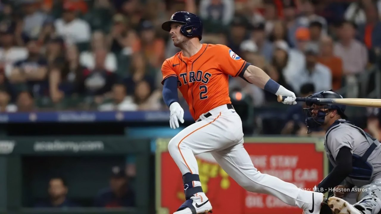 Alex Bregman bateando con Houston Astros