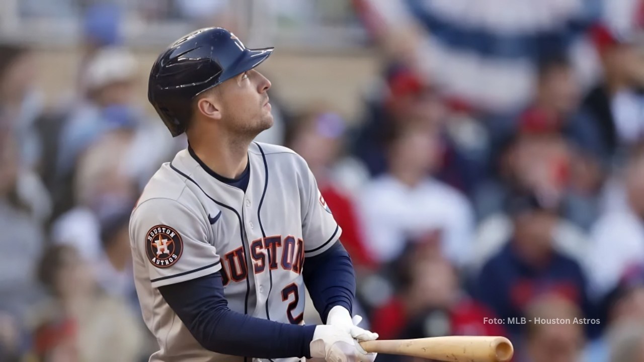 Alex Bregman bateando con Houston Astros