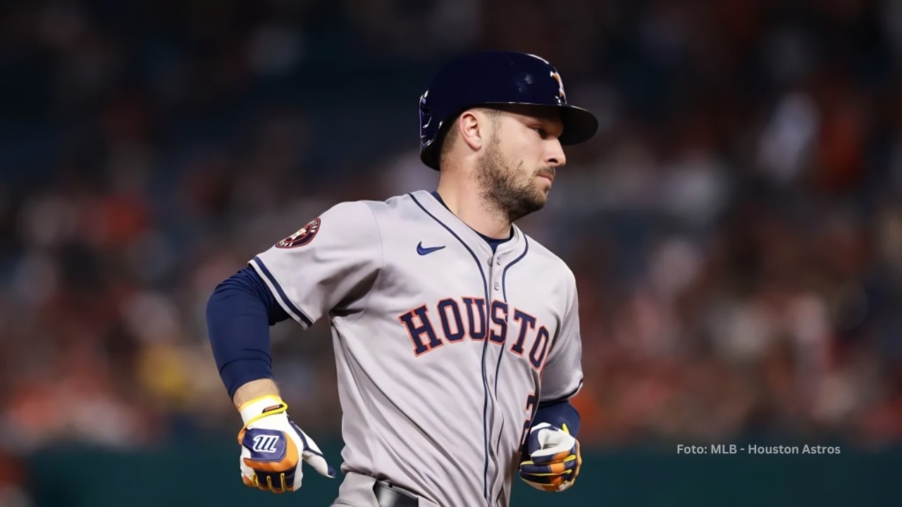 Alex Bregman recorriendo las bases con Houston Astros