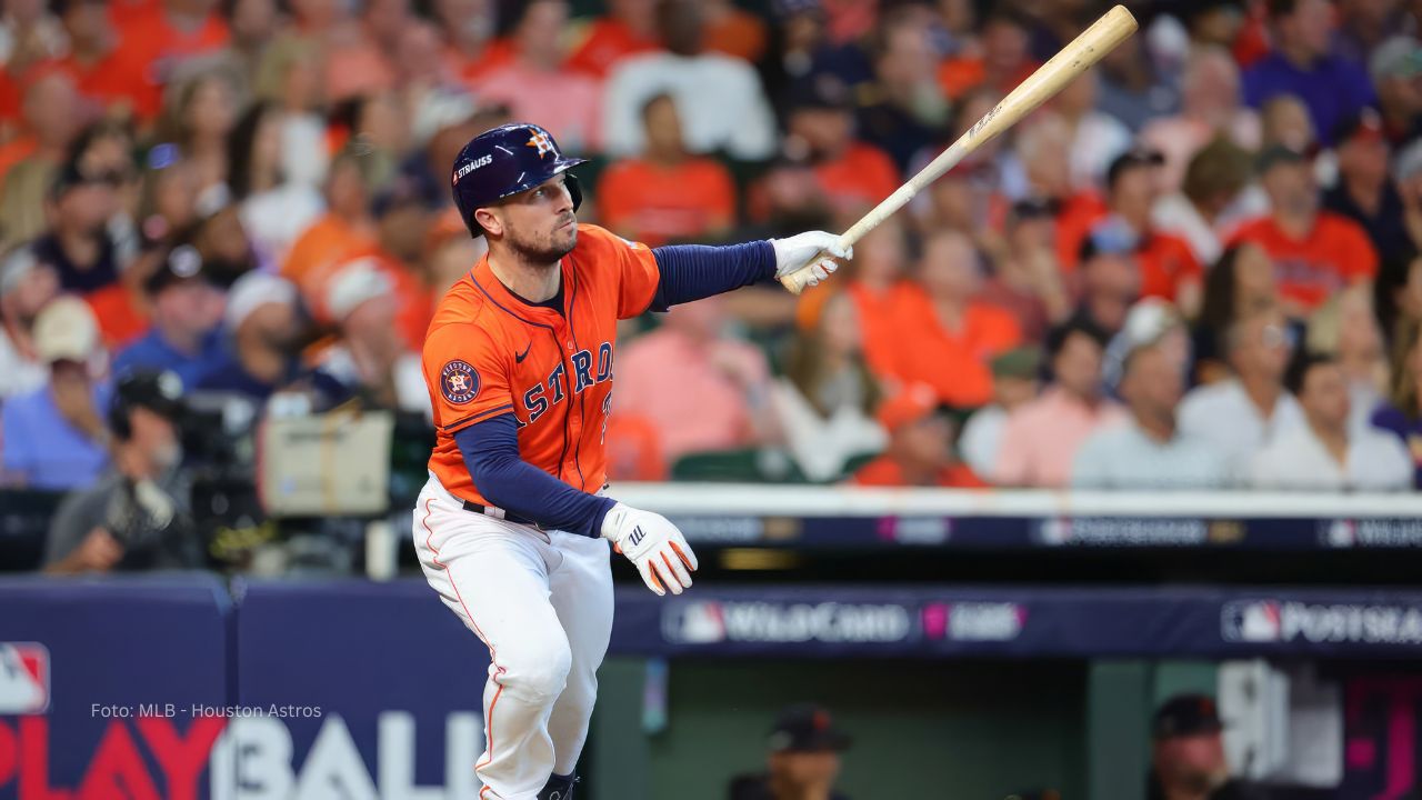 Alex Bregman bateando con Houston Astros