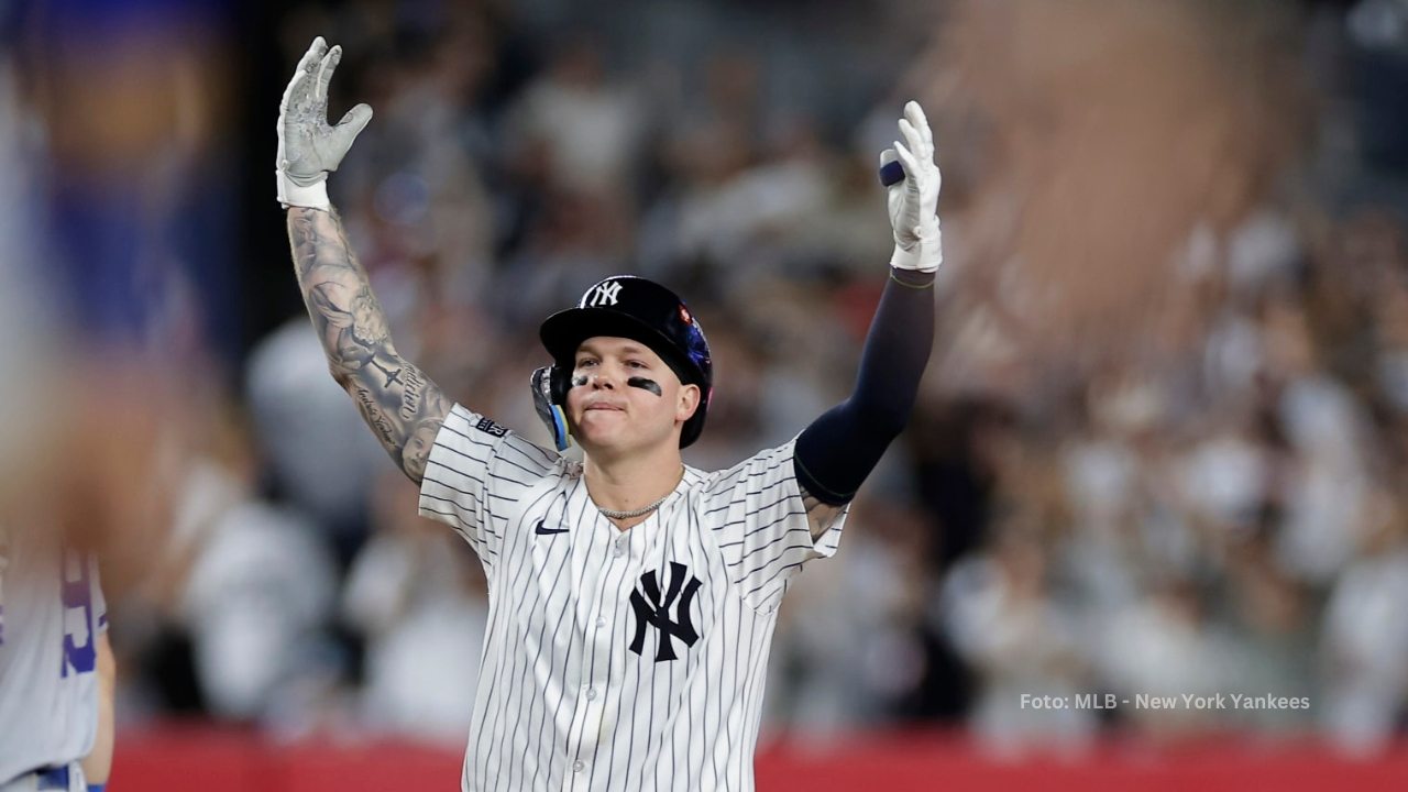 Alex Verdugo celebrando un batazo con New York Yankees