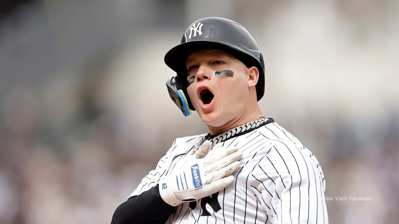 Alex Verdugo celebrando un batazo con New York Yankees