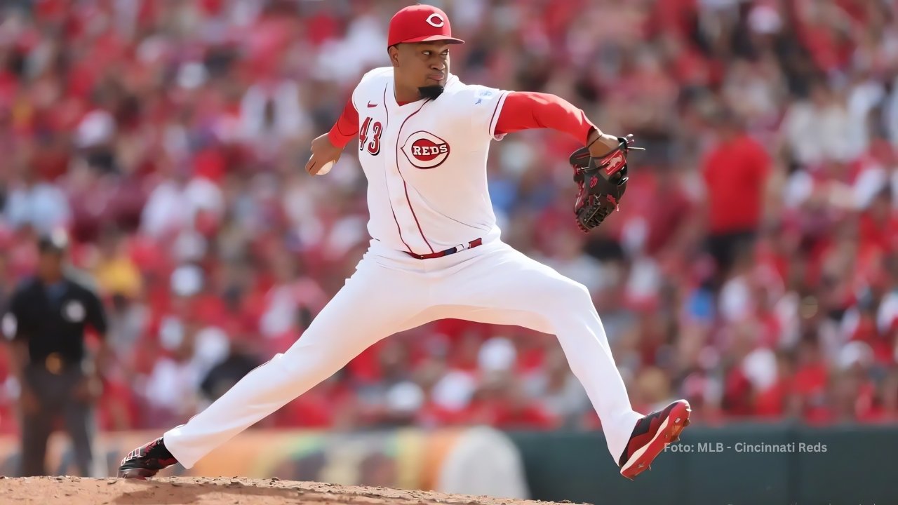 Alexis Díaz lanzando con Cincinnati Reds