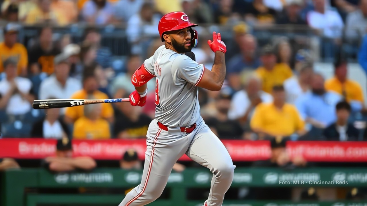 Amed Rosario bateando con Cincinnati Reds