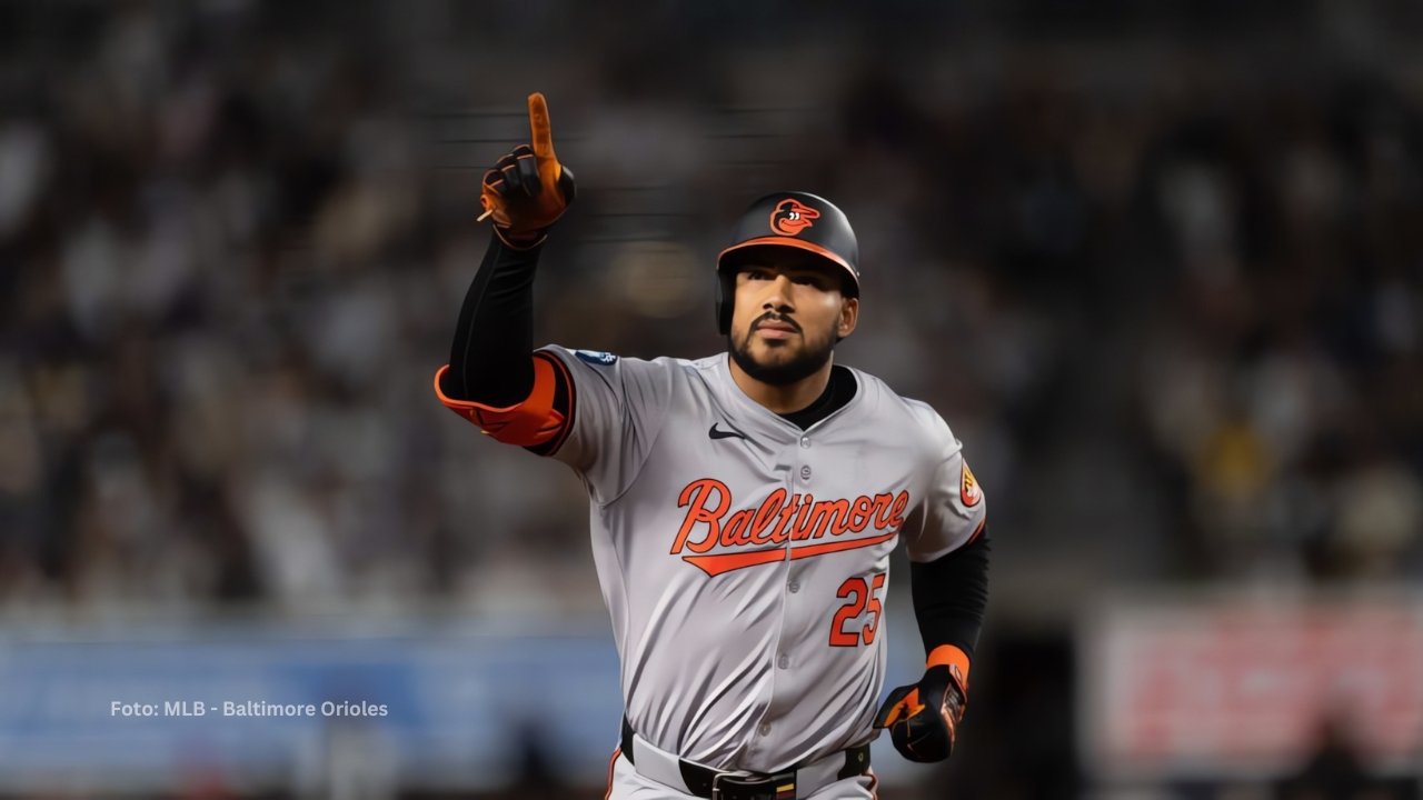 Anthony Santander señala el cielo tras jonron con Baltimore Orioles