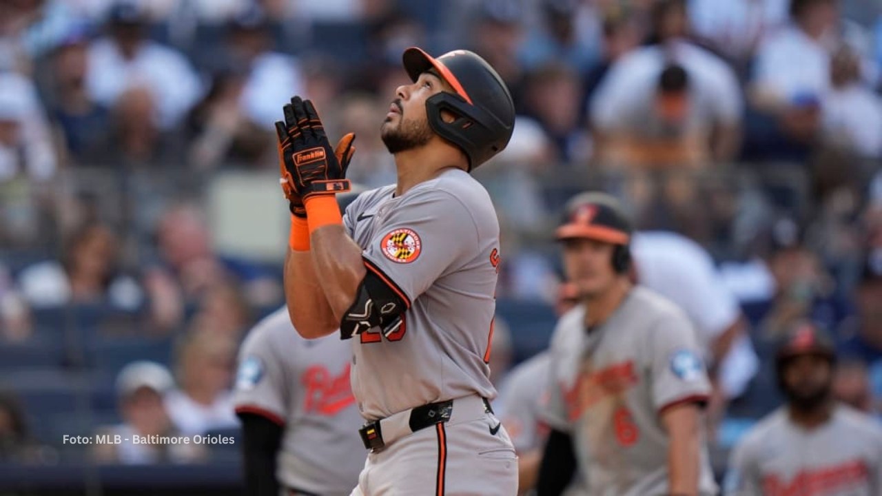 Anthony Santander agradeciendo al cielo con jonrón con Baltimore Orioles