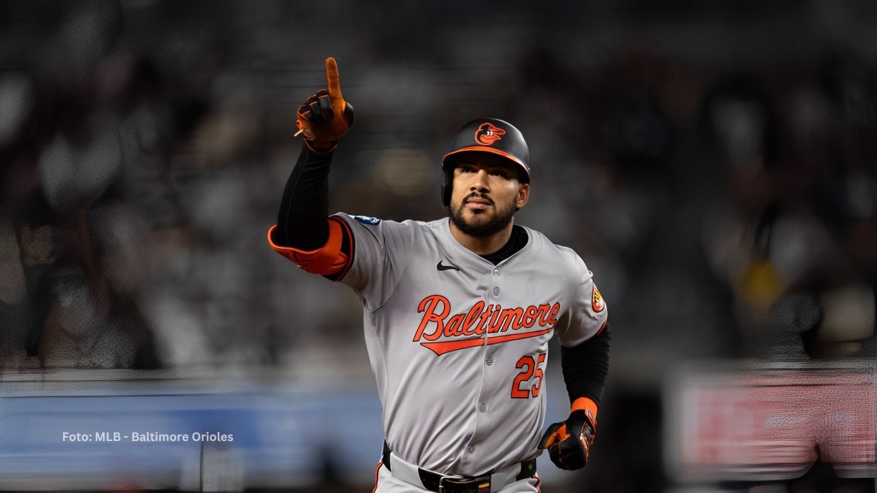 Anthony Santander recorriendo las bases tras cuadrangular