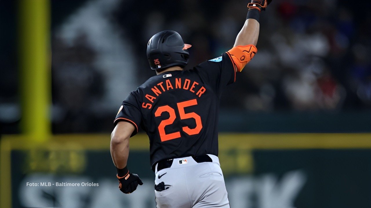 Anthony Santander con la mano arriba tras jonrón con Baltimore Orioles. Toronto Blue Jays.