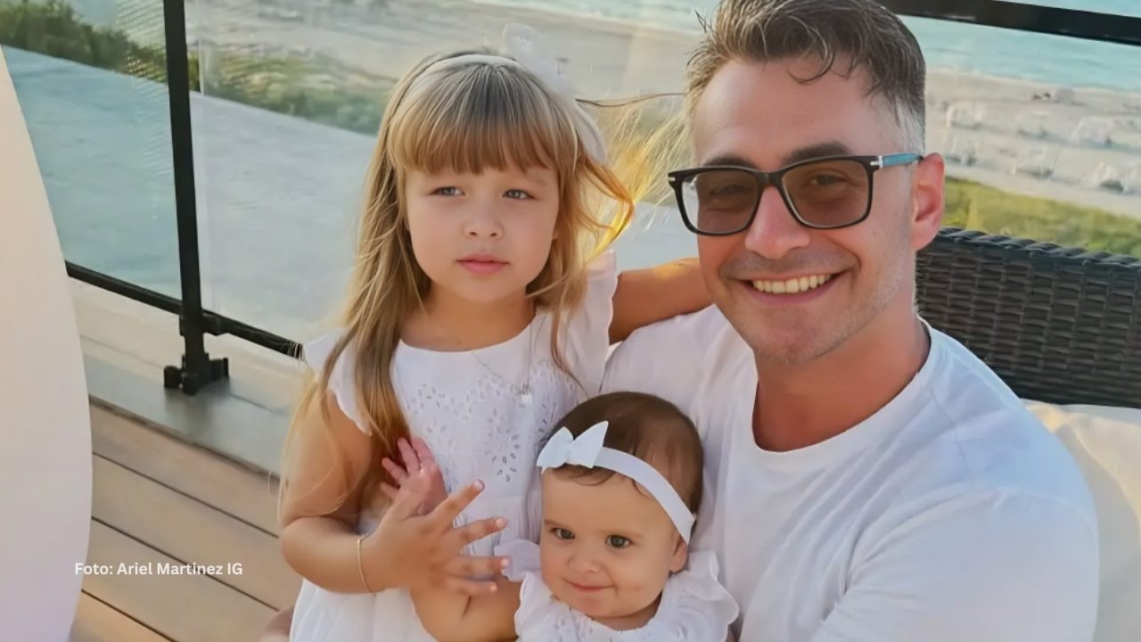 Ariel Martínez con sus hijas