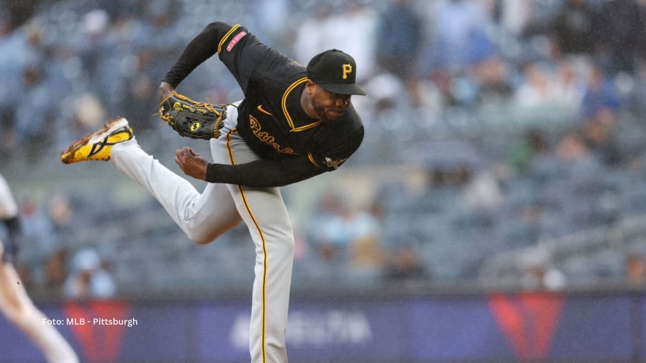 Aroldis Chapman lanzando con Pittsburgh Pirates