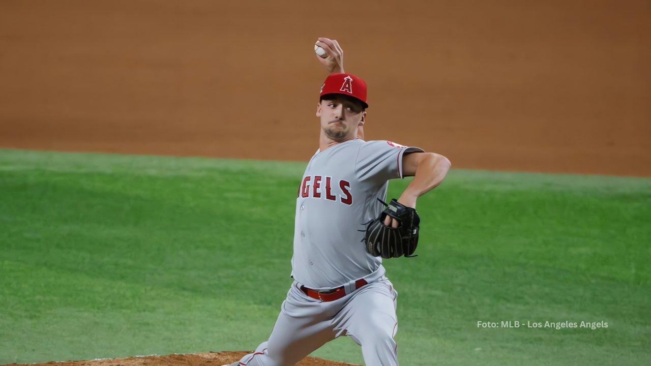 Austin Warren lanzando con Los Angeles Angels