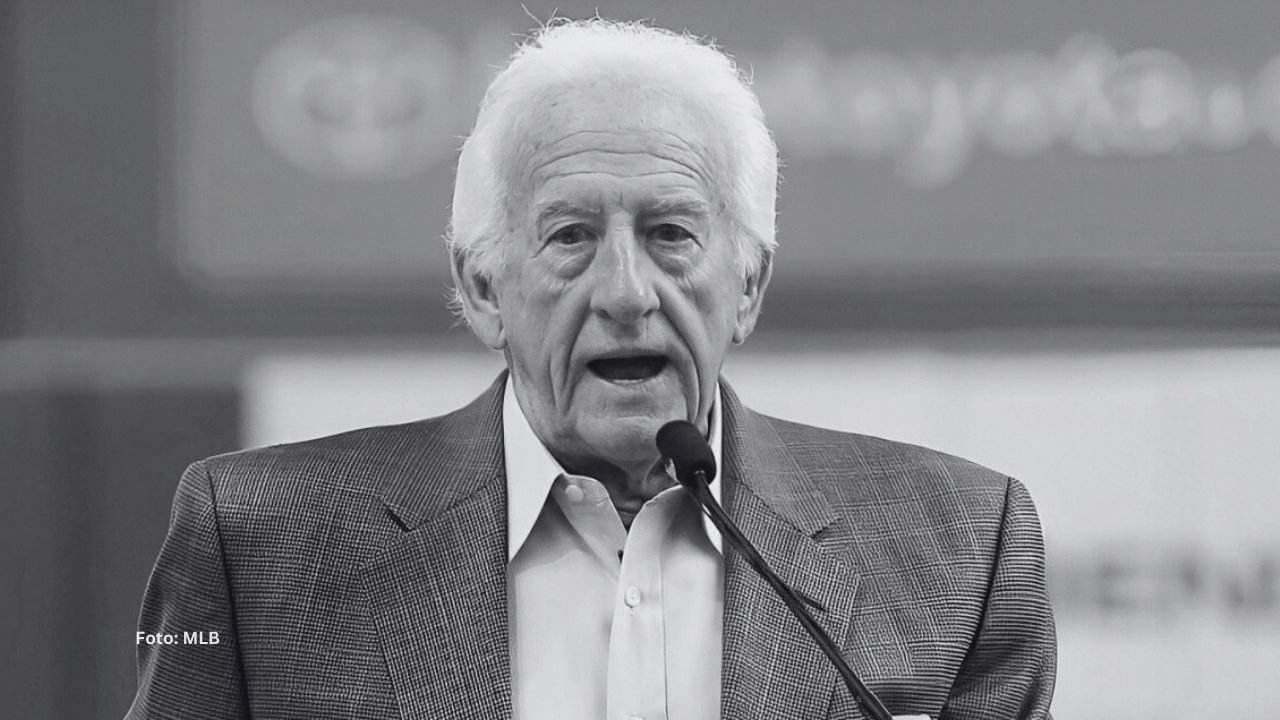 Bob Uecker en un evento con Milwaukee Brewers