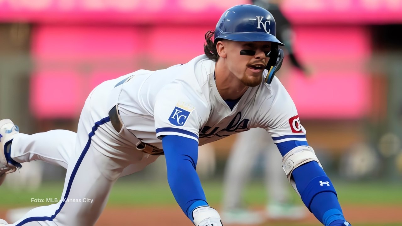 Bobby Witt Jr estafándose una almohadilla con Kansas City Royals