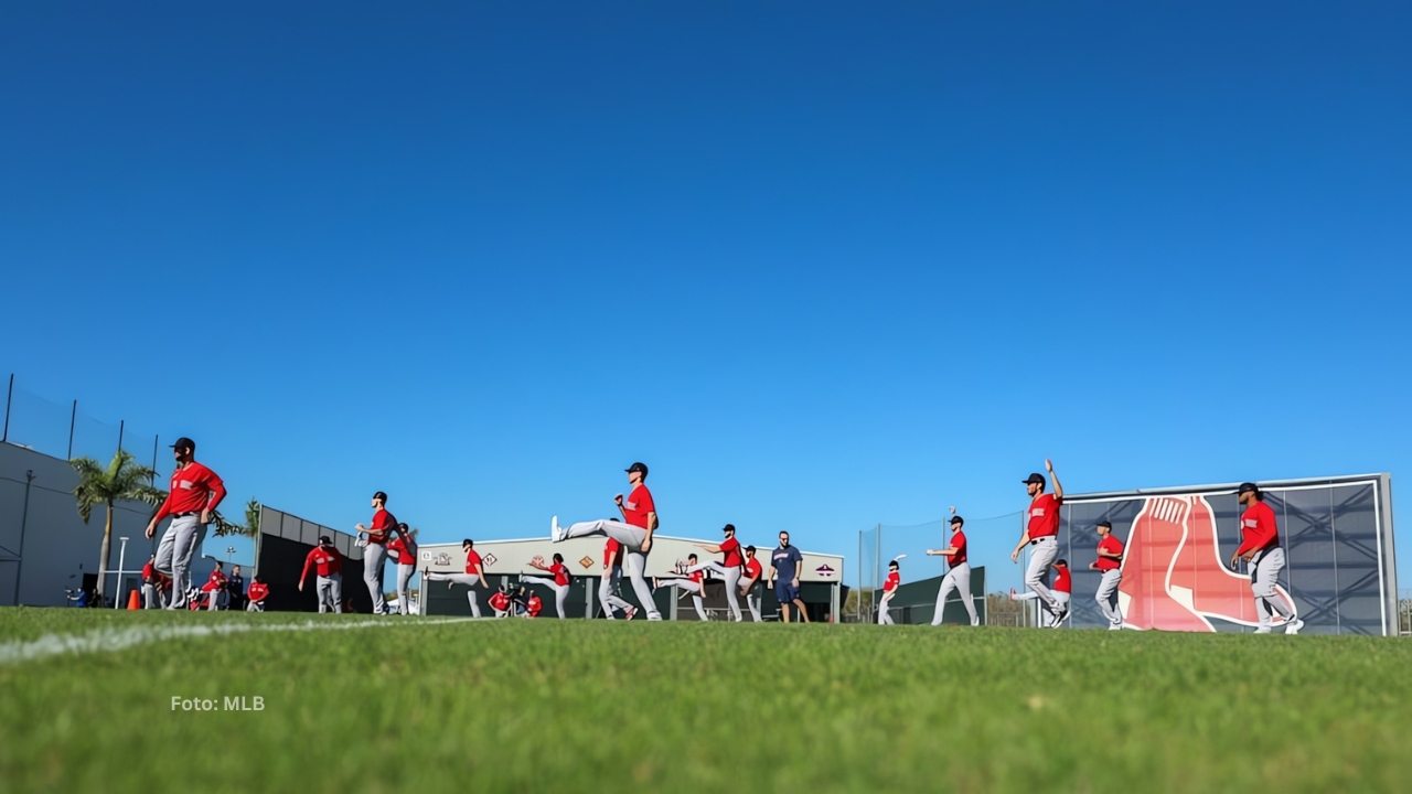 Jugadores de Boston Red Sox entrenando