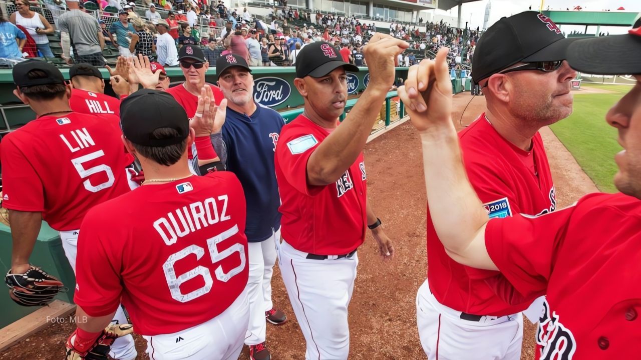 Alex Cora con el resto de sus jugadores en Boston Red Sox