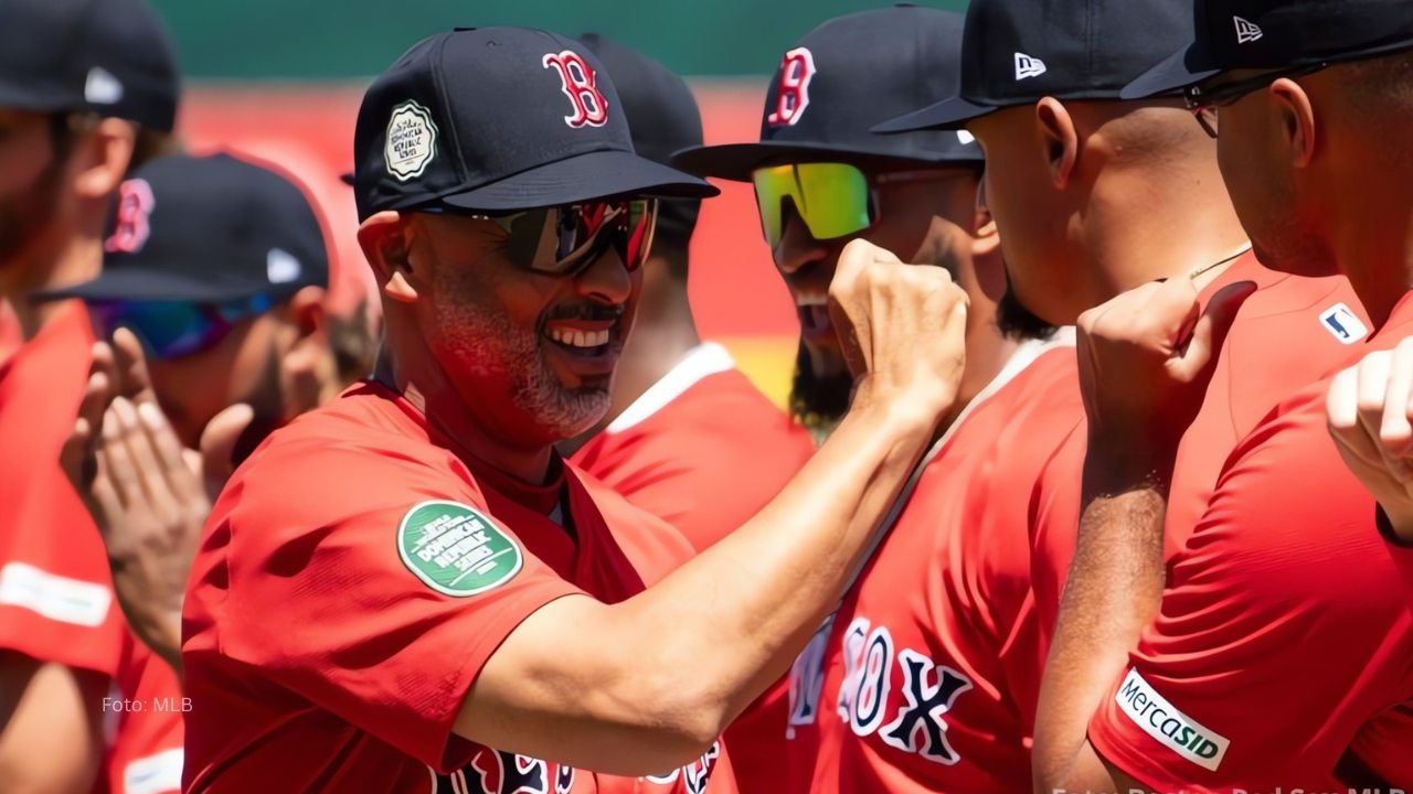 Alex Cora saludando a su equipo