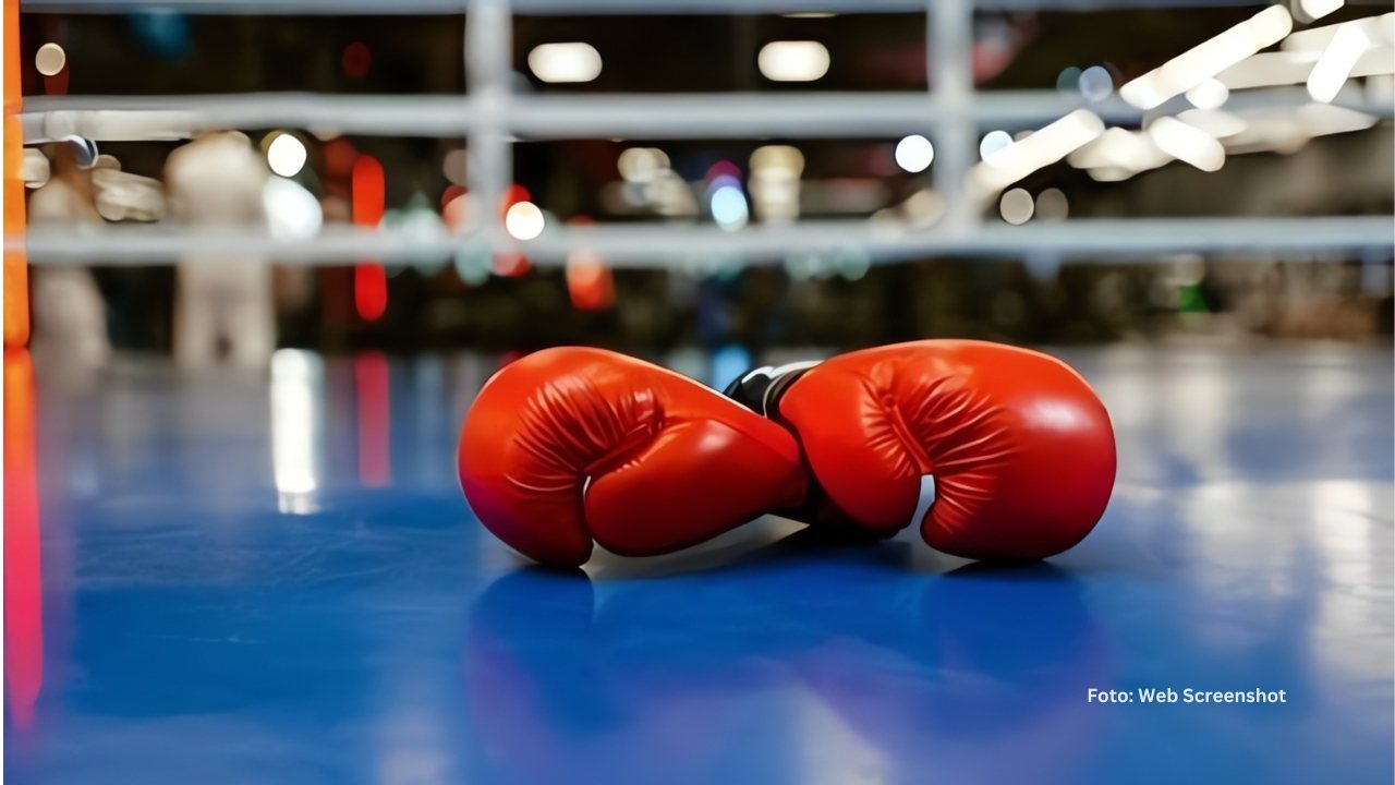 Guantes de boxeo en el ring