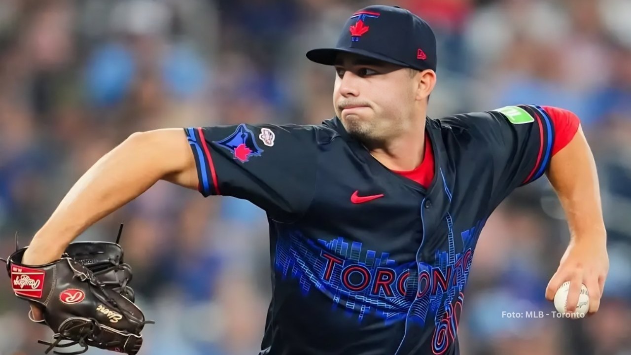 Brandon Eisertn lanzando con Toronto Blue Jays