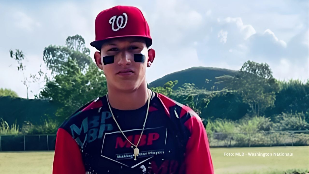 Brayan Cortesia en un campo de beisbol con la gorra de Washington Nationals