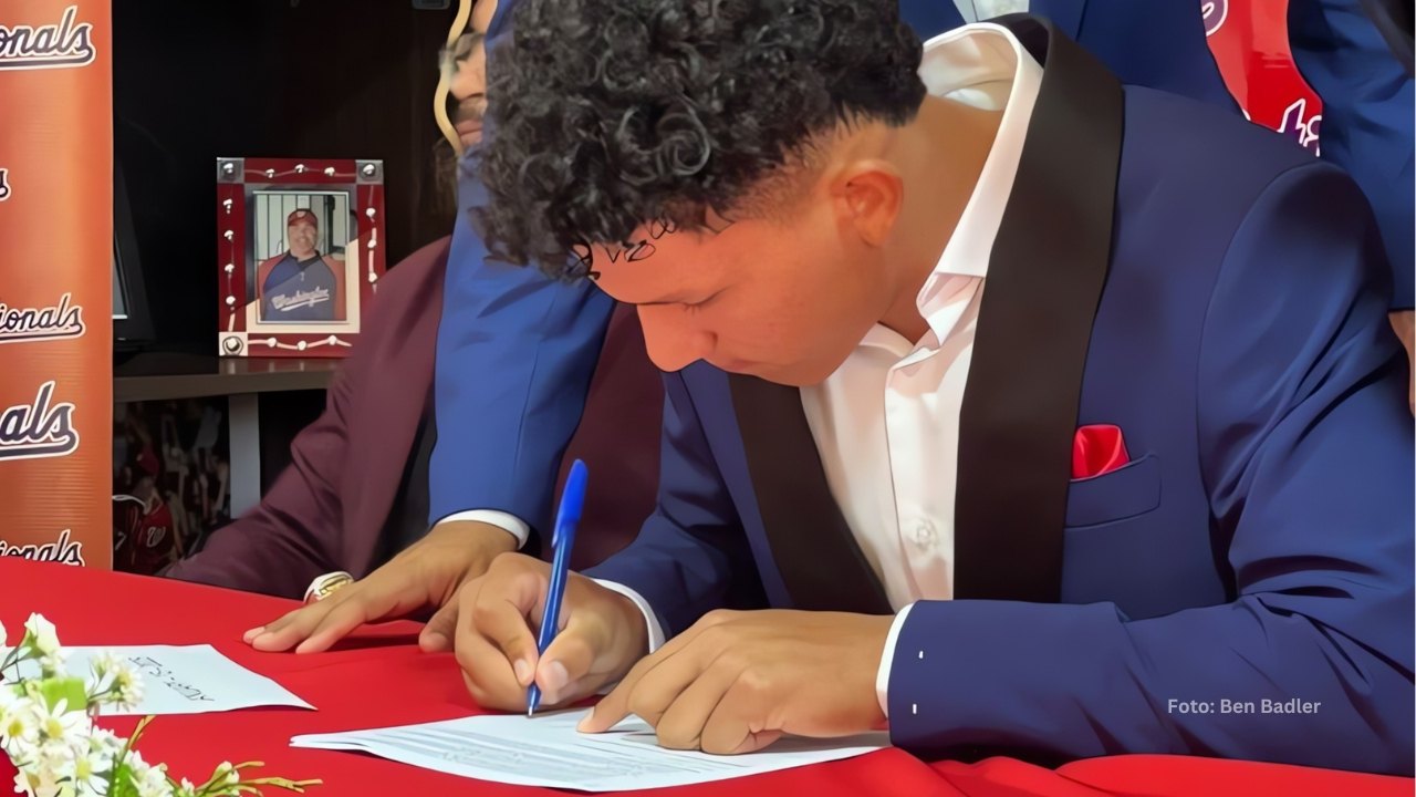 Brayan Cortesia firmando contrato con Washington Nationals