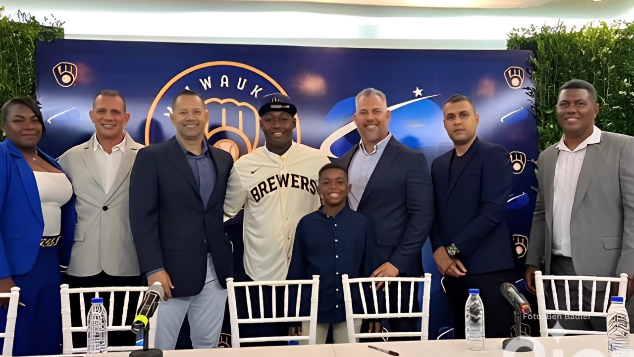 Braylin Antúnez con su familia en la firma con Milwaukee Brewers