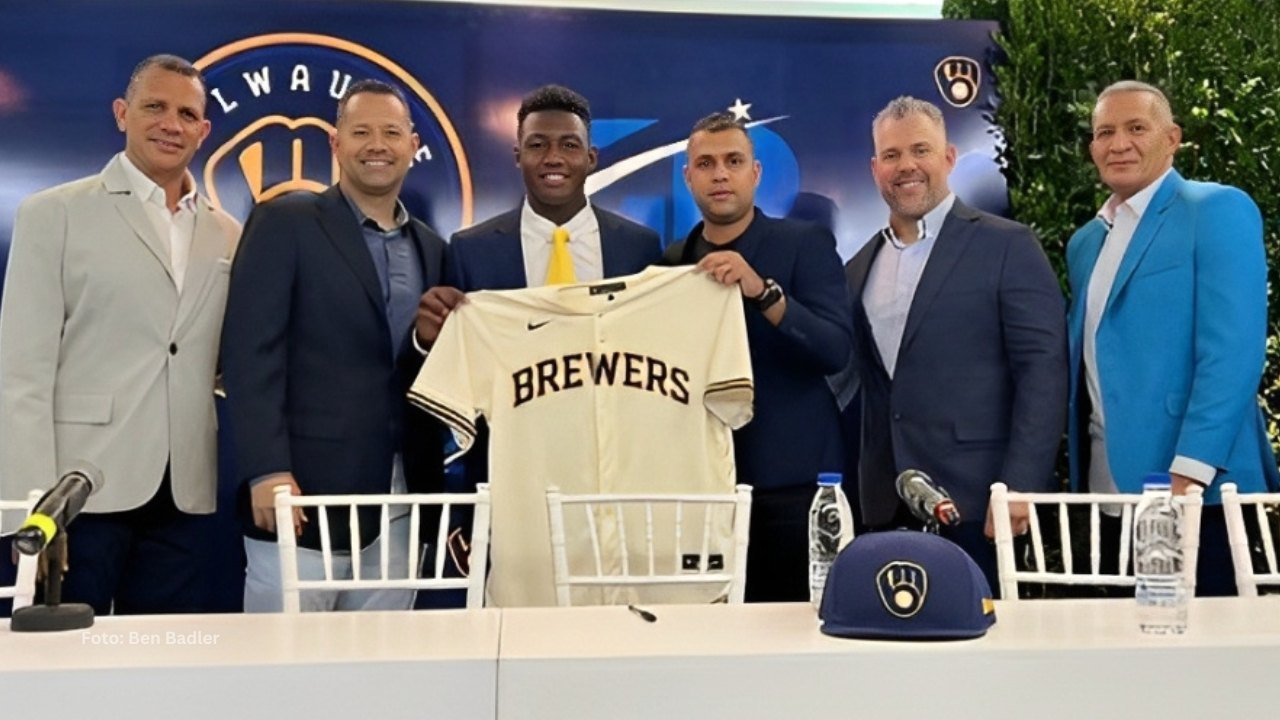 Braylin Antúnez presentándose con el uniforme de Milwaukee Brewers