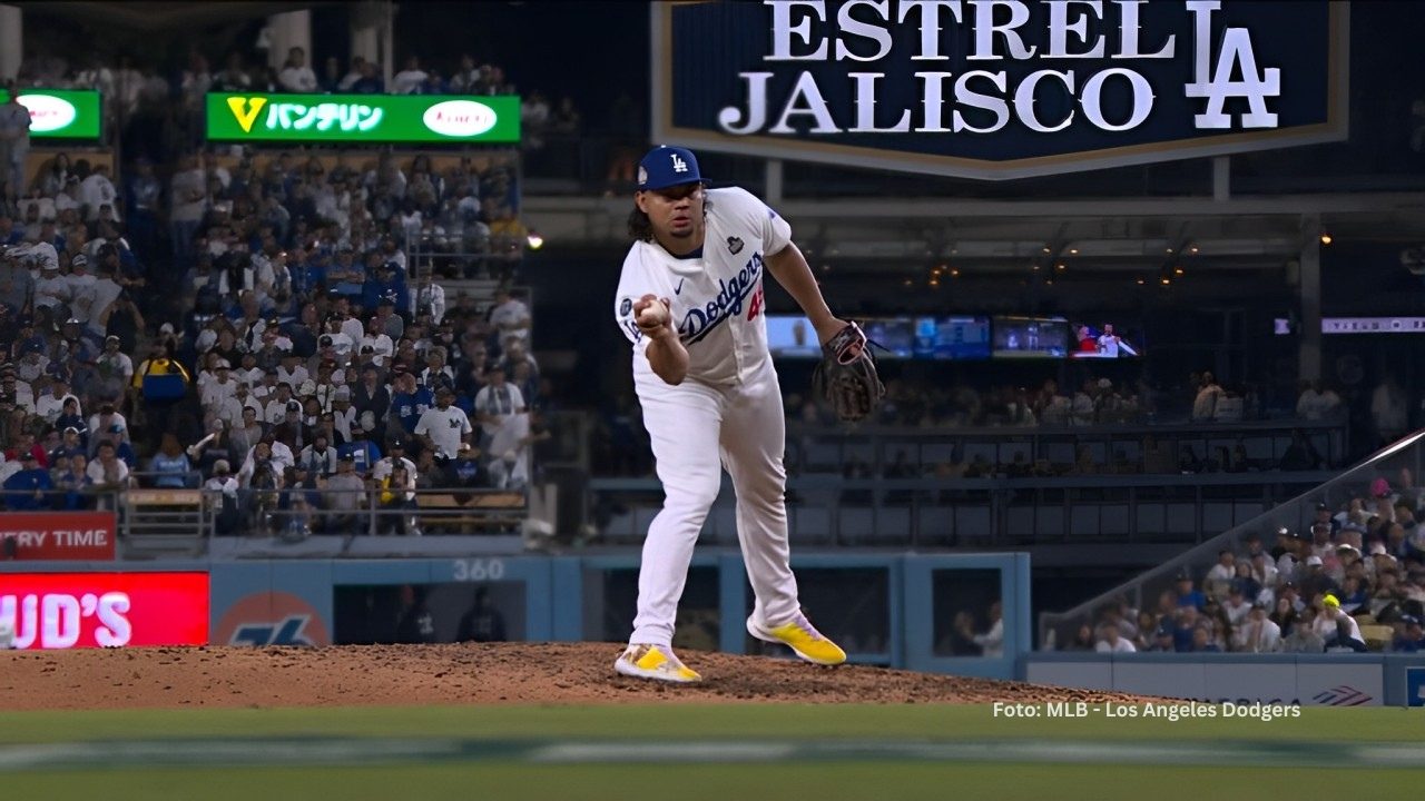 Brudar Graterol atrapando una pelota con Los Angeles Dodgers