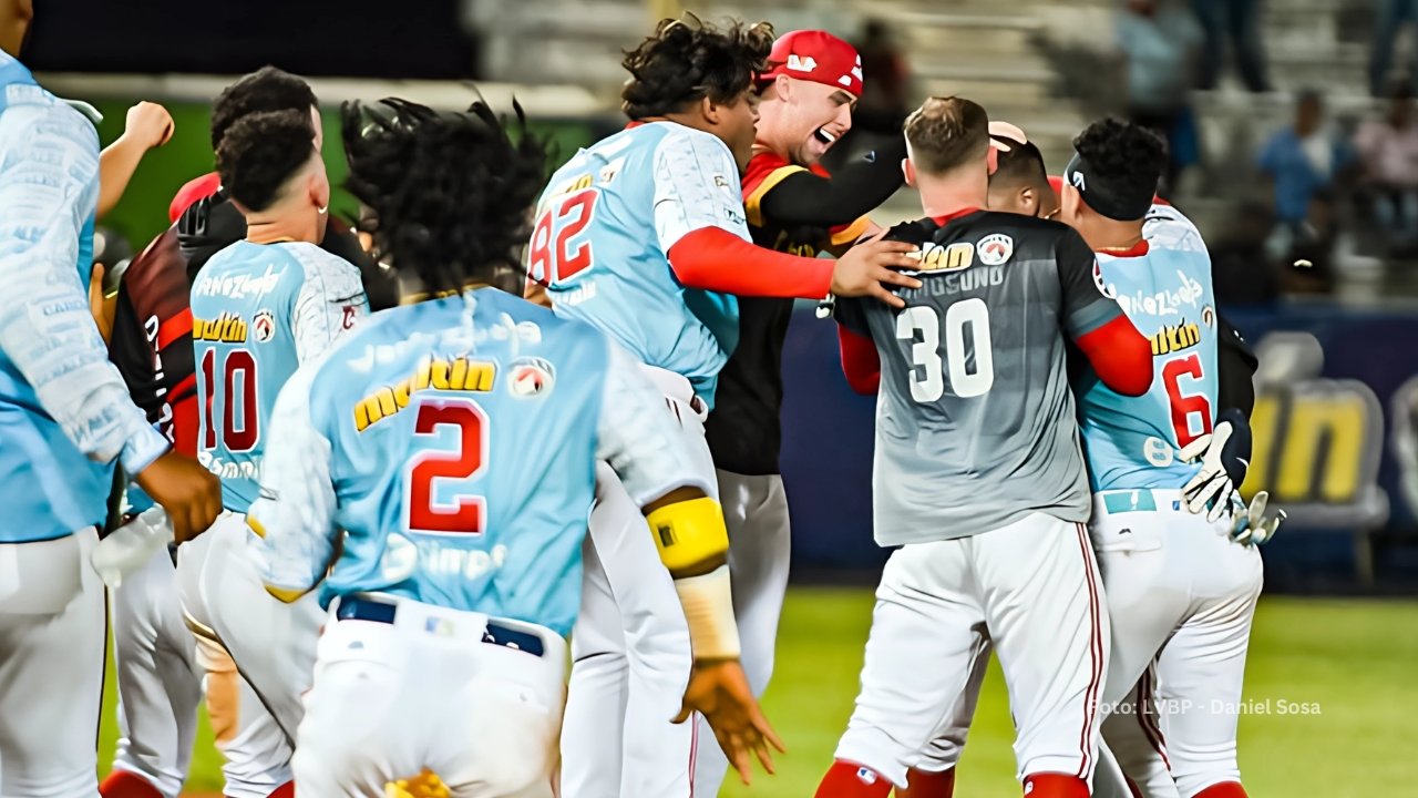 Jugadores de Cardenales de Lara celebrando un triunfo en la LVPB