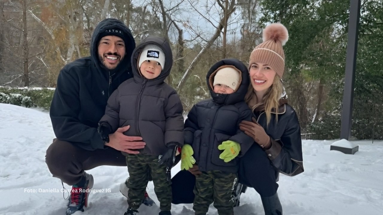 Carlos Correa junto a su esposa e hijos