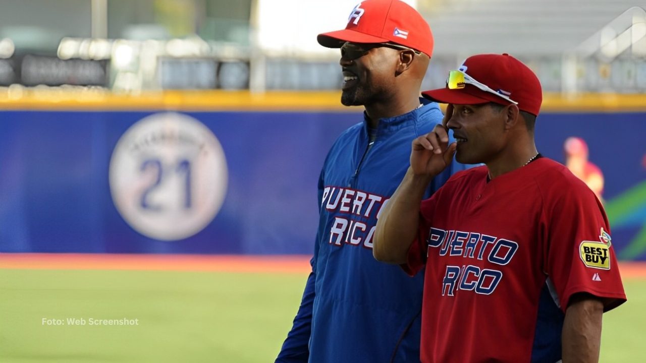 Carlos Delgado e Iván Rodríguez con el uniforme de Puerto Rico