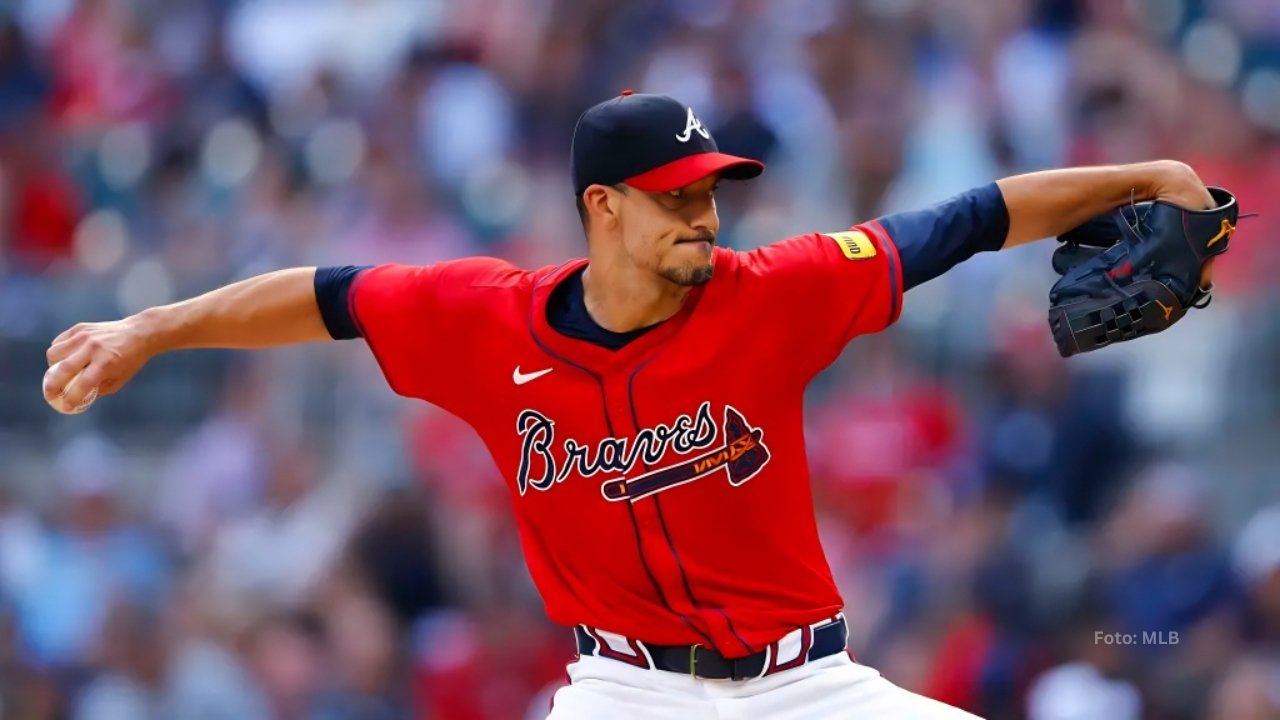 Charlie Morton lanzando con Atlanta Braves