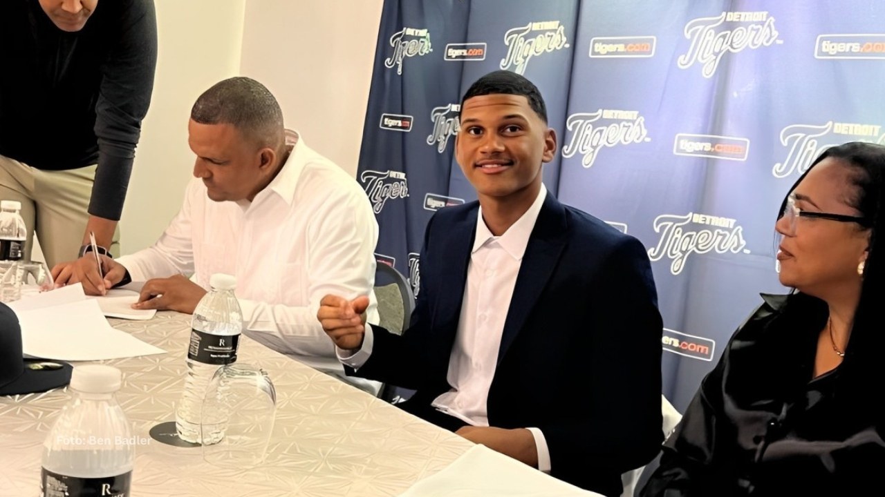 Cris Joel Rodriguez en la oficialización de su firma con Detroit Tigers