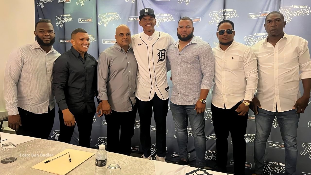 Cris Joel Rodriguez con sus familiares en la firma con Detroit Tigers