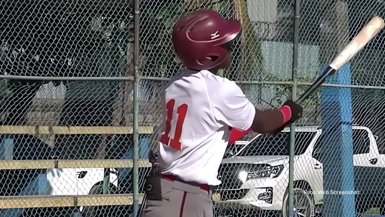 Darwin Ozuna en una practica de bateo