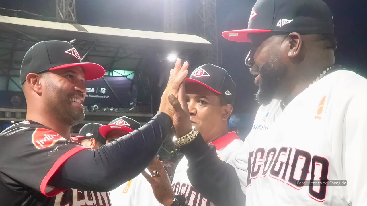 David Ortiz saludando a Albert Pujols en final LIDOM