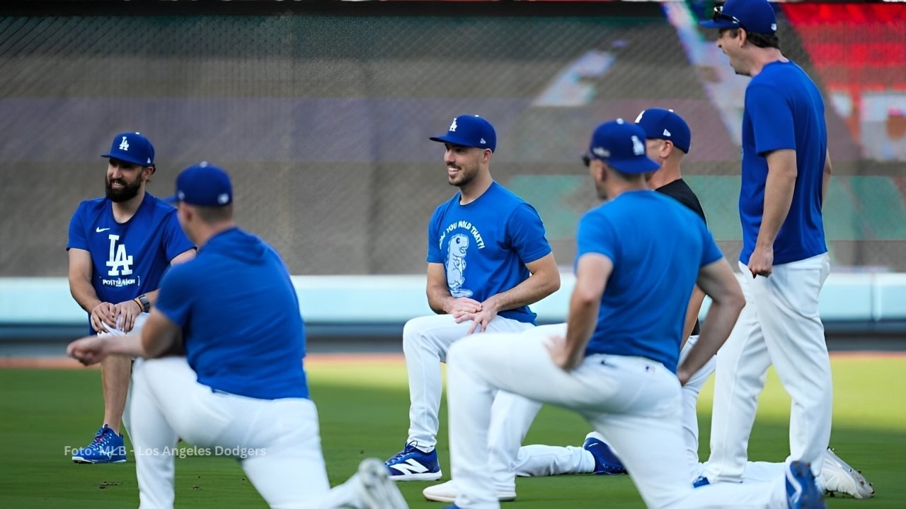 Jugadores de Los Angeles Dodgers calentando