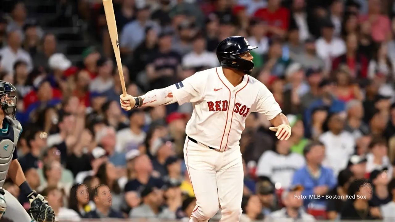 Dominic Smith bateando con Boston Red Sox