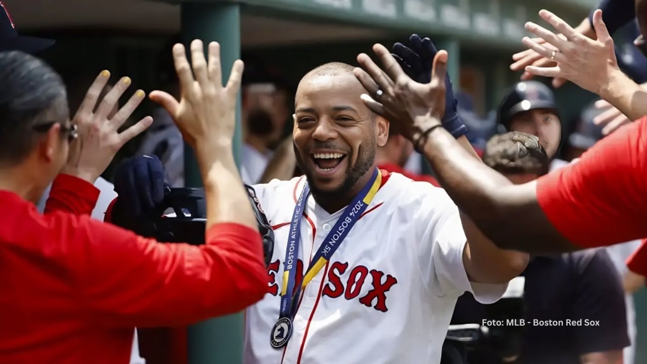 Dominic Smith celebrando en el dugout de Boston Red Sox. New York Yankees