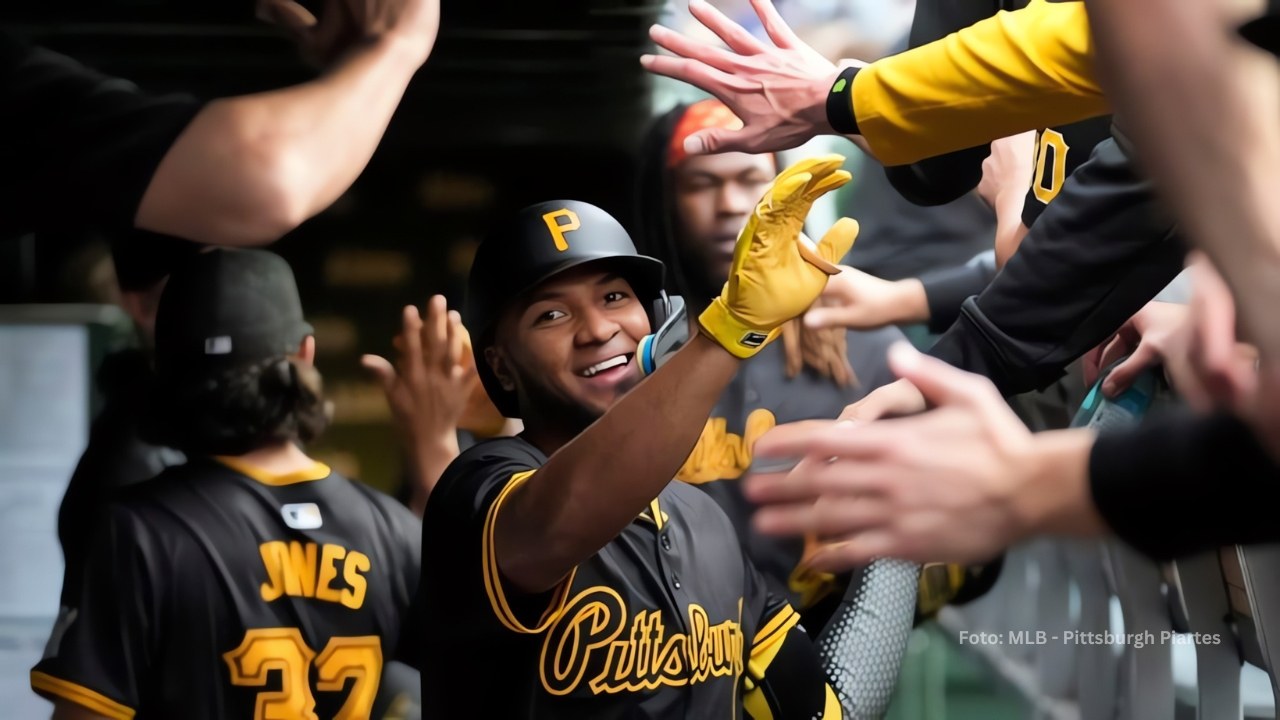 Edward Olivares celebrando en el dugout de Pittsburgh Pirates