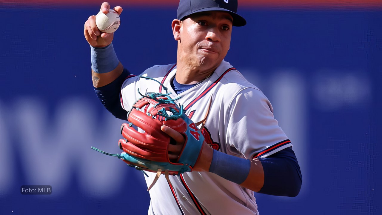 Ehire Adrianza con uniforme de Atlanta Braves