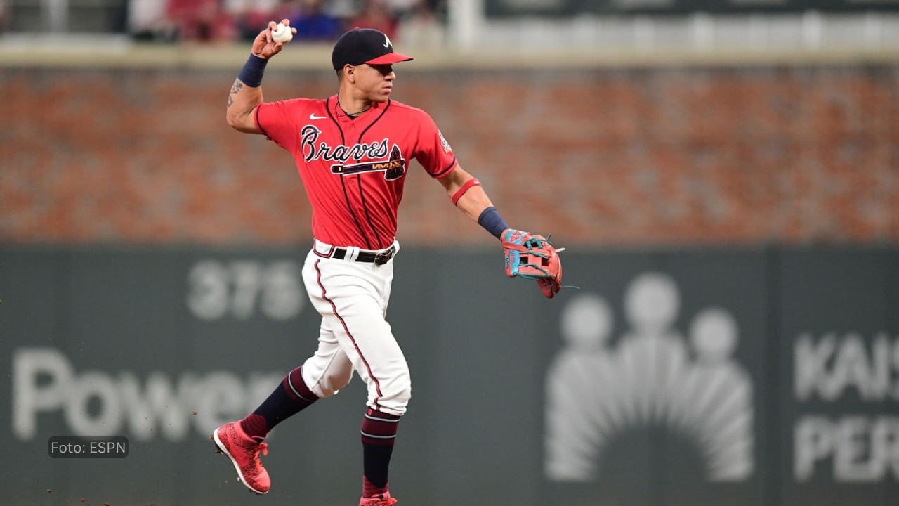 Ehire Adrianza con uniforme de Atlanta Braves