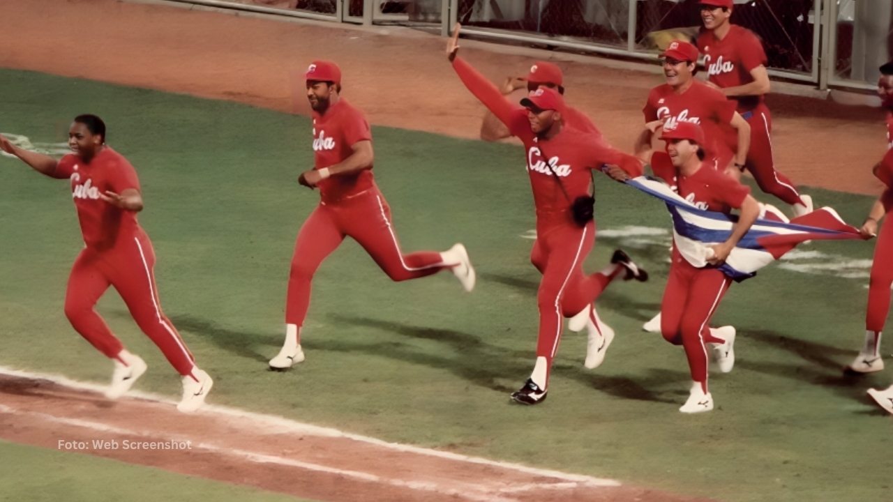 Equipo Cuba corriendo tras coronarse campeón. beisbol cubano