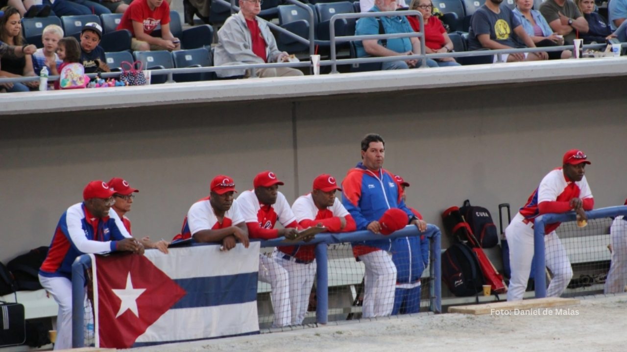 Jugadores del equipo Cuba en dugout