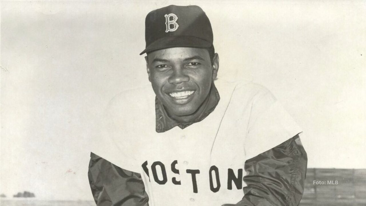 Félix Mantilla en una foto con el conjunto de Boston