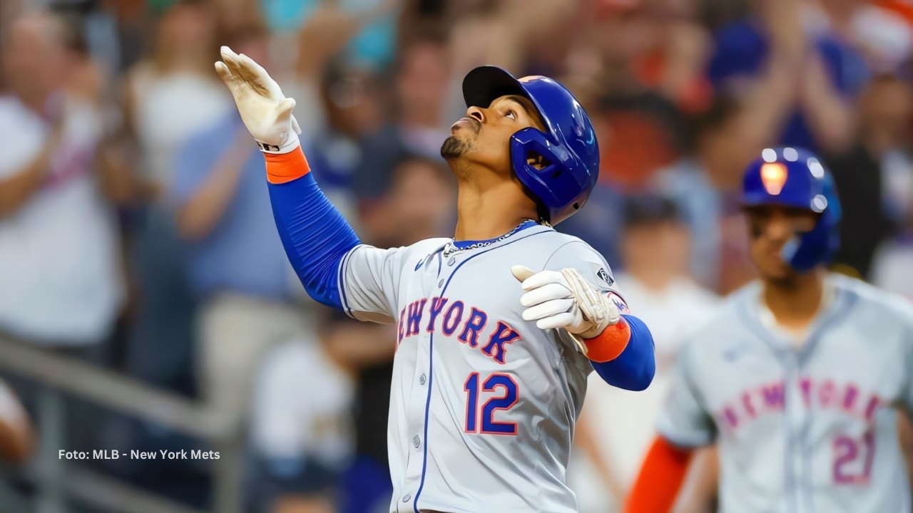 Francisco Lindor mirando al cielo tras cuadrangular