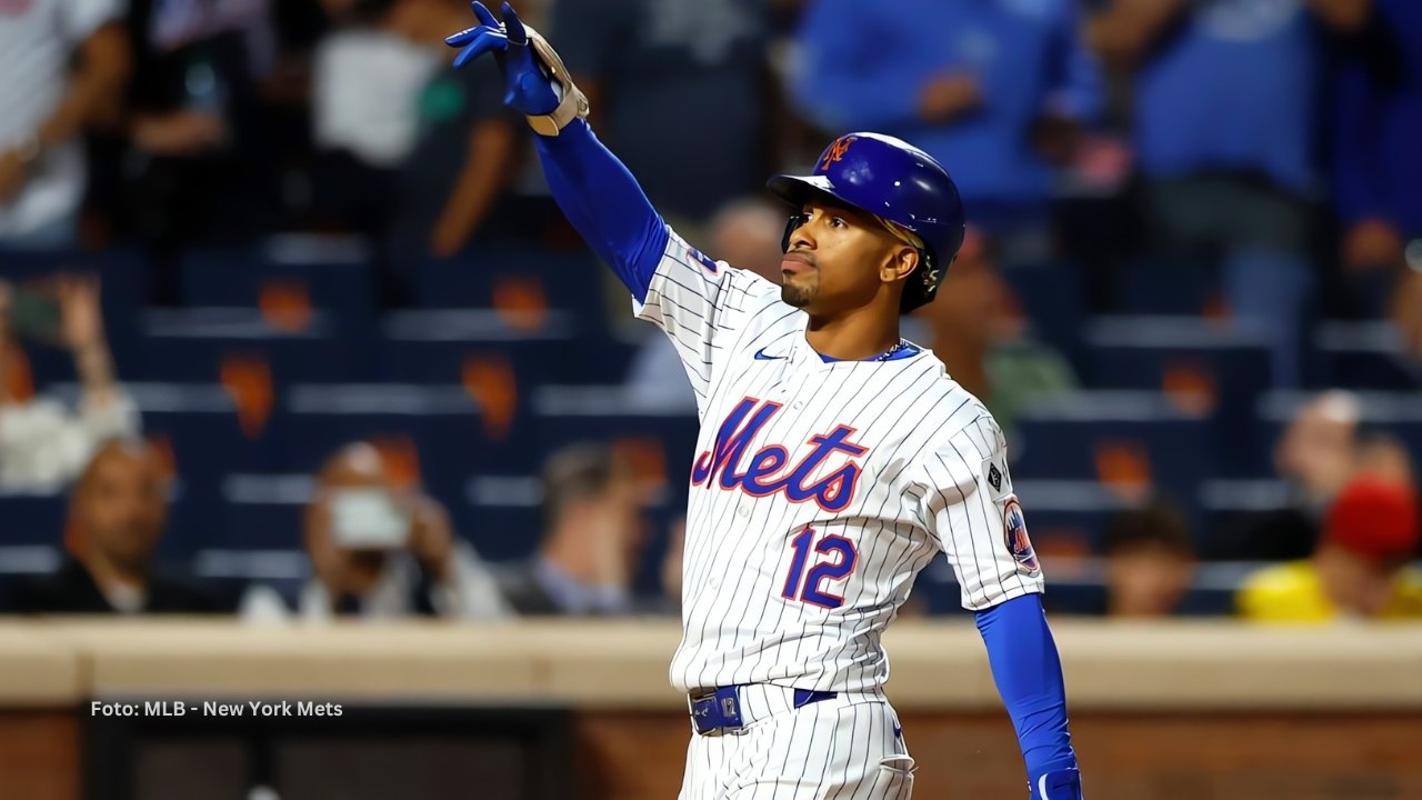 Francisco Lindor señalando hacia al publico tras jonrón con New York Mets