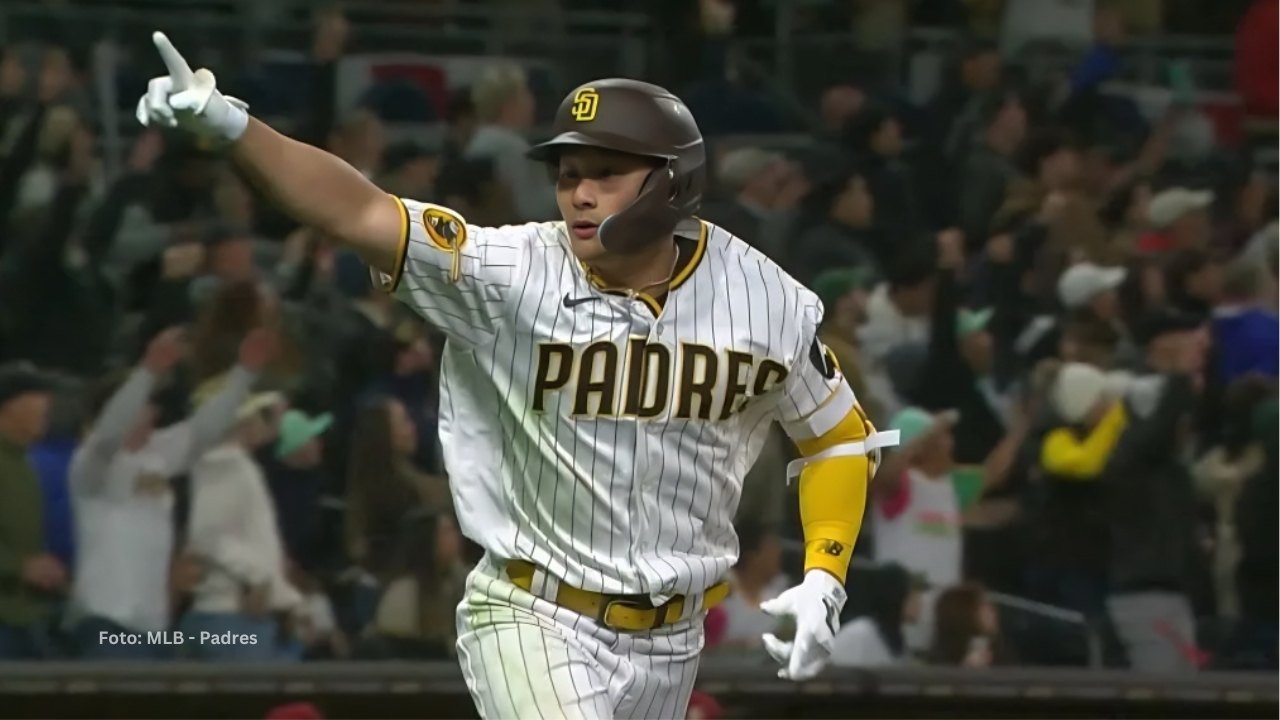 Ha-Seong Kim celebrando un batazo con San Diego Padres