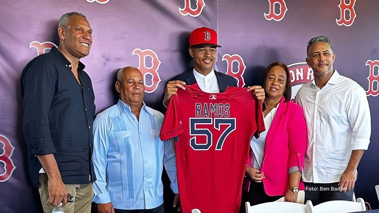 Héctor Ramos en la presentación de su firma con Boston Red Sox